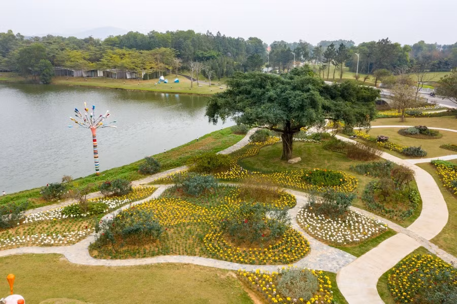 Mới đây, Flamingo tiếp tục đầu tư hàng trăm tỷ đồng xây dựng hạng mục Công viên cảnh quan, Con đường vui vẻ, tiếp tục khắc ghi yếu tố “Nghệ thuật sống xanh cho cảm xúc thăng hoa”