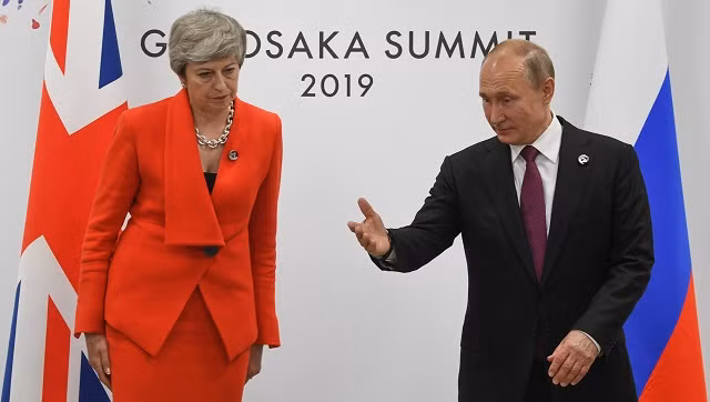 Thủ tướng May lạnh lùng bên cạnh TT Nga Putin