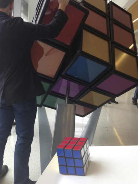 Bất ngờ với khối rubik khổng lồ thách thức người chơi - Ảnh 7 Bat ngo voi khoi rubik khong lo thach thuc nguoi choi - Anh 7