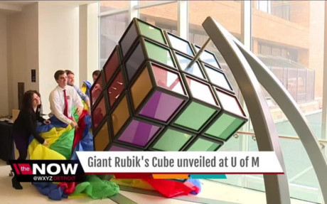 Bất ngờ với khối rubik khổng lồ thách thức người chơi - Ảnh 2 Bat ngo voi khoi rubik khong lo thach thuc nguoi choi - Anh 2