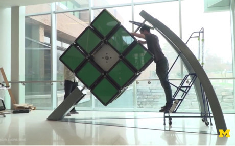 Bất ngờ với khối rubik khổng lồ thách thức người chơi - Ảnh 5 Bat ngo voi khoi rubik khong lo thach thuc nguoi choi - Anh 5