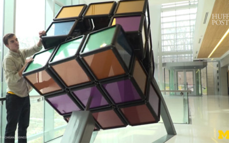 Bất ngờ với khối rubik khổng lồ thách thức người chơi - Ảnh 1 Bat ngo voi khoi rubik khong lo thach thuc nguoi choi - Anh 1