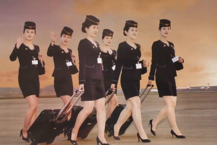 Triều Tiên đưa hình tiếp viên hàng không lên lịch năm mới