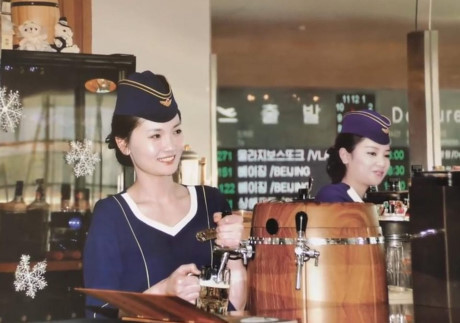 Trieu Tien dua hinh tiep vien hang khong len lich nam moi - Anh 2