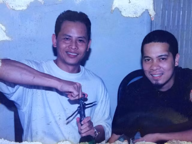  Nhà thiết kế Đức Hùng diện áo phông đen còn ông trùm Cát Tiên Sa - Nguyễn Quang Minh bảnh bao với áo phông trắng. 