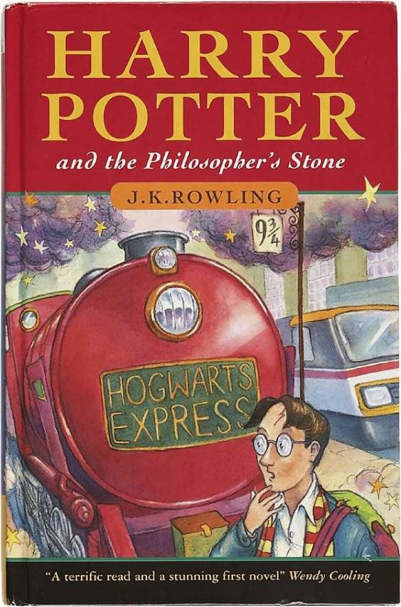 Harry Potter và Hòn đá Phù thủy: Harry Potter and the Philosopher"s Stone chỉ được in 500 bản tại Anh lần đầu năm 1997, trong đó 300 cuốn đã được đưa vào thư viện. Những cuốn in tên của Rowling là Joanne Rowling trị giá từ 40.000 đến 55.000 bảng, trong khi những cuốn in nháp có tên thật chứ không phải bút danh cũng đáng giá từ 7.500 đến 13.500 bảng. Ở Mỹ, chúng cũng được mua lại với giá từ 4.000 đến 5.000 USD. Harry Potter và Hòn đá Phù thủy: Harry Potter and the Philosopher"s Stone chỉ được in 500 bản tại Anh lần đầu năm 1997, trong đó 300 cuốn đã được đưa vào thư viện. Những cuốn in tên của Rowling là Joanne Rowling trị giá từ 40.000 đến 55.000 bảng, trong khi những cuốn in nháp có tên thật chứ không phải bút danh cũng đáng giá từ 7.500 đến 13.500 bảng. Ở Mỹ, chúng cũng được mua lại với giá từ 4.000 đến 5.000 USD.
