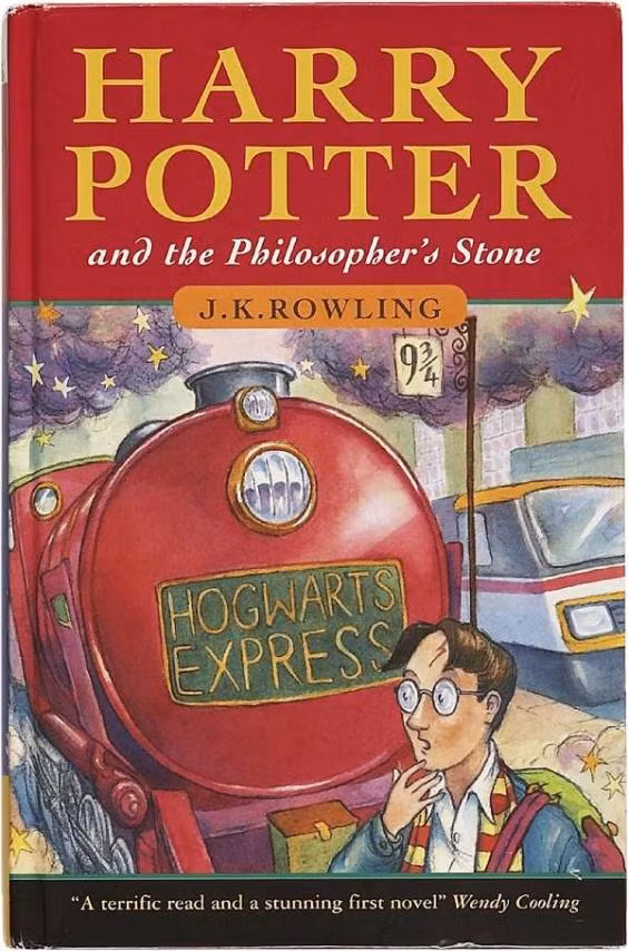 Harry Potter và Hòn đá Phù thủy: Harry Potter and the Philosopher"s Stone chỉ được in 500 bản tại Anh lần đầu năm 1997, trong đó 300 cuốn đã được đưa vào thư viện. Những cuốn in tên của Rowling là Joanne Rowling trị giá từ 40.000 đến 55.000 bảng, trong khi những cuốn in nháp có tên thật chứ không phải bút danh cũng đáng giá từ 7.500 đến 13.500 bảng. Ở Mỹ, chúng cũng được mua lại với giá từ 4.000 đến 5.000 USD.