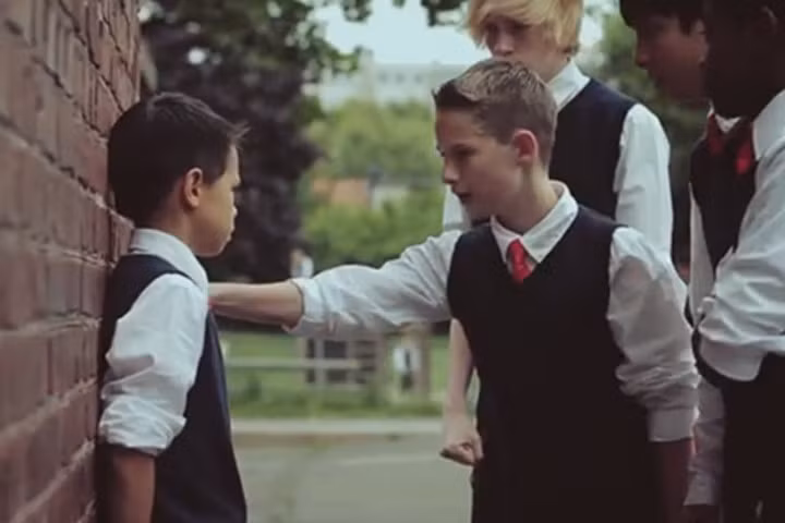 Nên làm gì khi con bị bạn bè bắt nạt, cô lập?