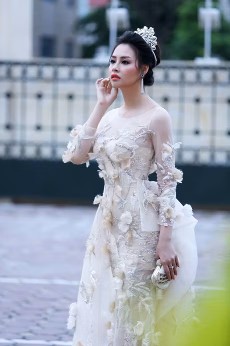 Hoa hau Bien Thuy Trang thay doi the nao sau 1 nam dang quang? - Anh 6