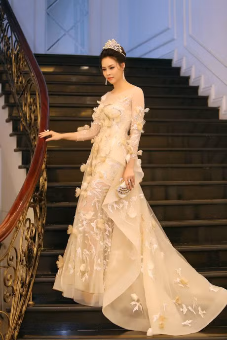 Hoa hau Bien Thuy Trang thay doi the nao sau 1 nam dang quang? - Anh 5