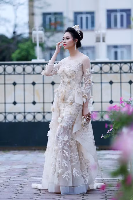 Hoa hau Bien Thuy Trang thay doi the nao sau 1 nam dang quang? - Anh 2