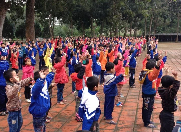 Cô và trò trường tiểu học Hương Bình trong giờ sinh hoạt đội. (Ảnh: Hạnh Trang).