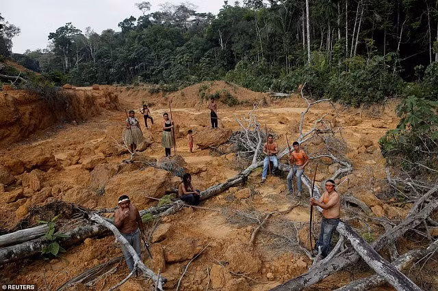 Người dân bản địa tại một khu vực đã bị phá rừng thuộc Amazon.