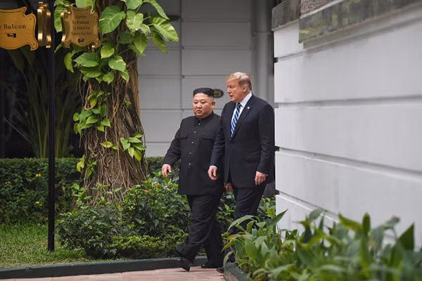Tổng thống Trump và Chủ tịch Kim đã có một cuộc nói chuyện thân mật bên cạnh bể bơi của khách sạn Metropol. Ảnh: AFP.