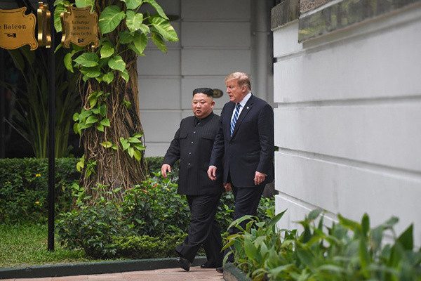 Tổng thống Trump và Chủ tịch Kim đã có một cuộc nói chuyện thân mật bên cạnh bể bơi của khách sạn Metropol. Ảnh: AFP. Tổng thống Trump và Chủ tịch Kim đã có một cuộc nói chuyện thân mật bên cạnh bể bơi của khách sạn Metropol. Ảnh: AFP.
