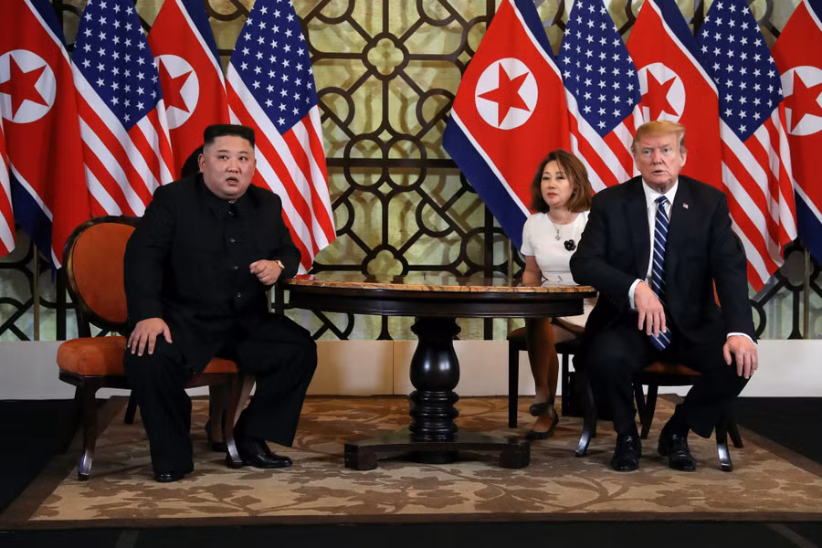 Tổng thống Donald Trump và Chủ tịch Kim Jong-un lắng nghe và hồi đáp câu hỏi từ truyền thông tại cuộc gặp thứ hai Thượng đỉnh Mỹ - Triều. Ảnh: REUTERS.