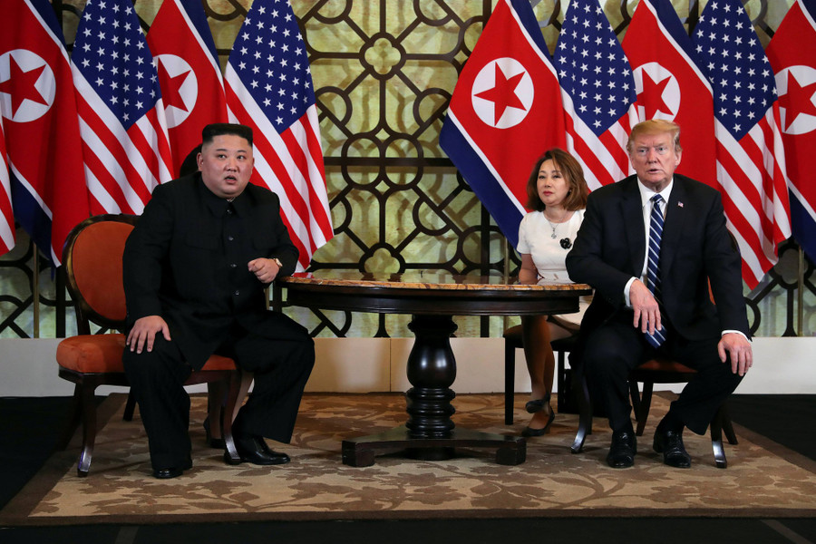 Tổng thống Donald Trump và Chủ tịch Kim Jong-un lắng nghe và hồi đáp câu hỏi từ truyền thông tại cuộc gặp thứ hai Thượng đỉnh Mỹ - Triều. Ảnh: REUTERS. Tổng thống Donald Trump và Chủ tịch Kim Jong-un lắng nghe và hồi đáp câu hỏi từ truyền thông tại cuộc gặp thứ hai Thượng đỉnh Mỹ - Triều. Ảnh: REUTERS.