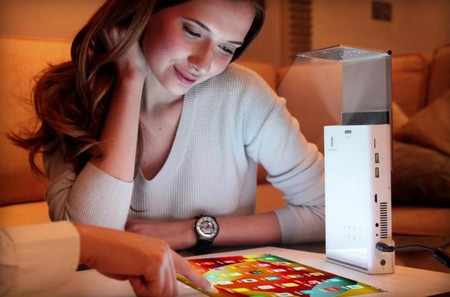 Máy chiếu thông minh biến bề mặt phẳng thành màn hình cảm ứng ảnh 1 Lazertouch Mini Projector có thể biến mọi bề mặt phẳng trở thành màn hình cảm ứng