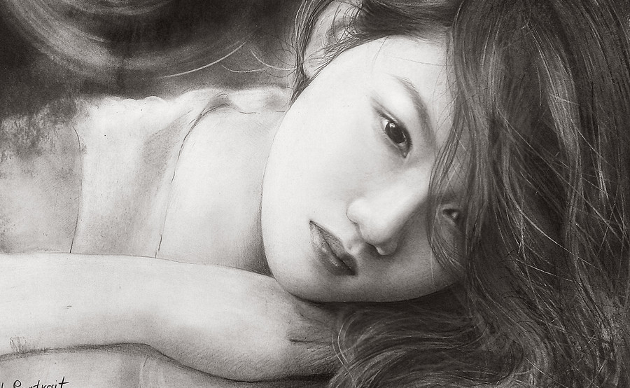 Nguyễn Đức Thành (22 tuổi, quê Bắc Giang) hiện là sinh viên năm 3 chuyên ngành Thiết kế nội thất, ĐH Kiến Trúc, Đà Nẵng. 9X tâm sự, anh thích tranh chân dung đen trắng và thường dùng chất liệu than chì để vẽ.