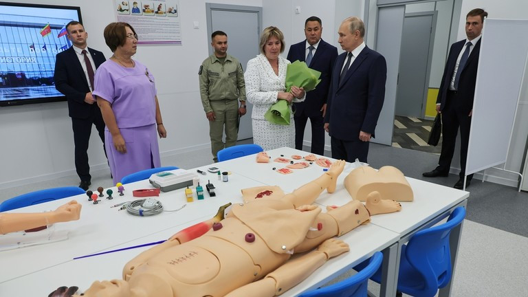 Tổng thống Nga Vladimir Putin thăm trường học mới ở Vùng Tver vào ngày 1/9. (Ảnh: Sputnik / Mikhail Klimentyev)