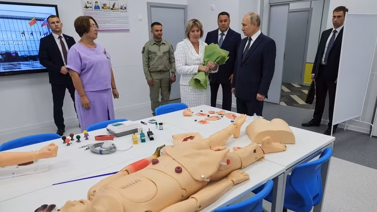 Tổng thống Nga Vladimir Putin thăm trường học mới ở Vùng Tver vào ngày 1/9. (Ảnh: Sputnik / Mikhail Klimentyev)