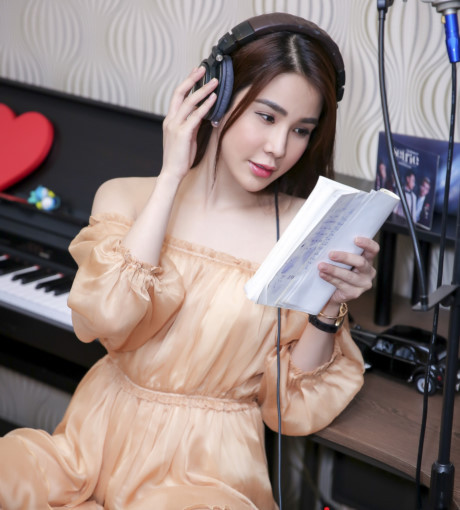 Diệp Lâm Anh mặt căng phồng đi thu âm cùng Only C - Ảnh 6 Diep Lam Anh mat cang phong di thu am cung Only C - Anh 6