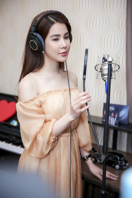 Diệp Lâm Anh mặt căng phồng đi thu âm cùng Only C - Ảnh 1 Diep Lam Anh mat cang phong di thu am cung Only C - Anh 1