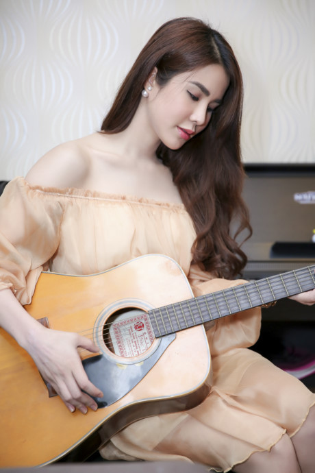 Diệp Lâm Anh mặt căng phồng đi thu âm cùng Only C - Ảnh 2 Diep Lam Anh mat cang phong di thu am cung Only C - Anh 2