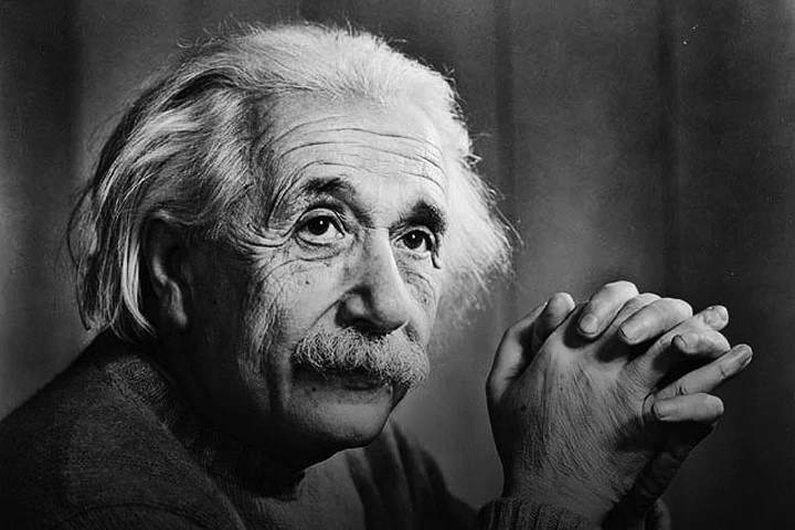 Vì sao Albert Einstein nói "sự ngu xuẩn của Con người là không có giới hạn"?