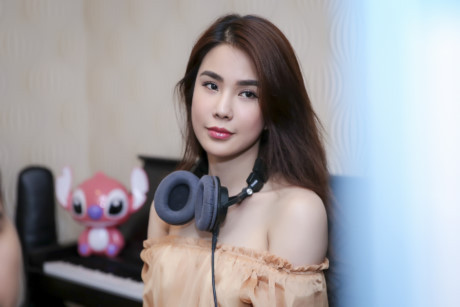 Diệp Lâm Anh mặt căng phồng đi thu âm cùng Only C - Ảnh 7 Diep Lam Anh mat cang phong di thu am cung Only C - Anh 7