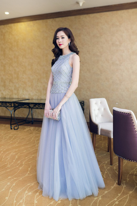 Hoa hậu Thu Thảo ngồi xế hộp sang trọng đến dự sự kiện tại Cần Thơ - Ảnh 6 Hoa hau Thu Thao ngoi xe hop sang trong den du su kien tai Can Tho - Anh 6