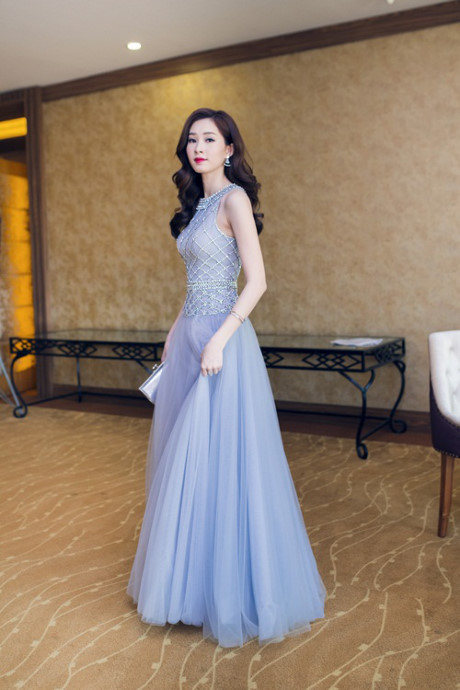 Hoa hậu Thu Thảo ngồi xế hộp sang trọng đến dự sự kiện tại Cần Thơ - Ảnh 5 Hoa hau Thu Thao ngoi xe hop sang trong den du su kien tai Can Tho - Anh 5