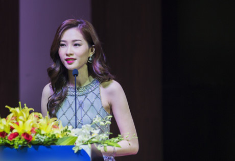 Hoa hậu Thu Thảo ngồi xế hộp sang trọng đến dự sự kiện tại Cần Thơ - Ảnh 7 Hoa hau Thu Thao ngoi xe hop sang trong den du su kien tai Can Tho - Anh 7