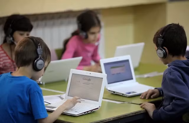 HS Israel học với máy tính xách tay.