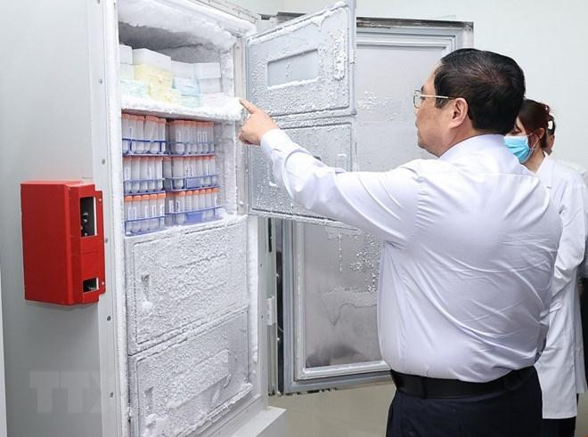 Thủ tướng kiểm tra bảo quản mẫu hài cốt liệt sỹ. (Ảnh: Dương Giang/TTXVN). Thủ tướng kiểm tra bảo quản mẫu hài cốt liệt sỹ. (Ảnh: Dương Giang/TTXVN).