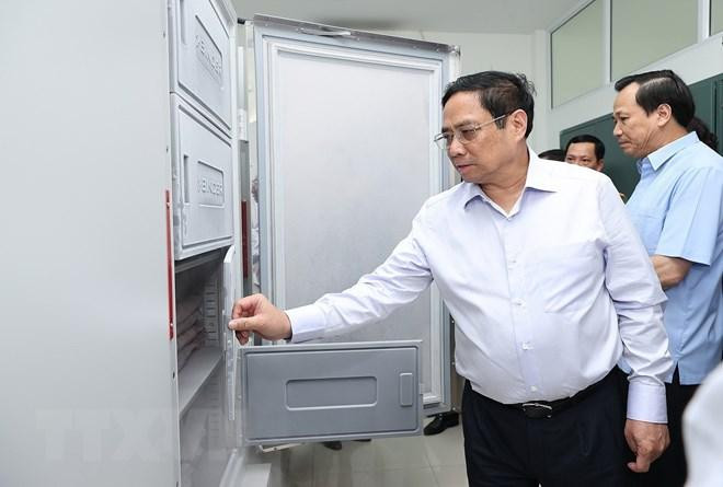 Thủ tướng Phạm Minh Chính kiểm tra quy trình bảo quản mẫu hài cốt. (Ảnh: Dương Giang/TTXVN). Thủ tướng Phạm Minh Chính kiểm tra quy trình bảo quản mẫu hài cốt. (Ảnh: Dương Giang/TTXVN).