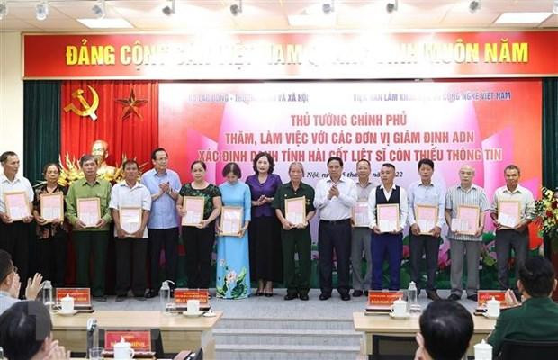 Thủ tướng Phạm Minh Chính trao kết quả giám định ADN cho gia đình liệt sỹ. (Ảnh: Dương Giang/TTXVN). Thủ tướng Phạm Minh Chính trao kết quả giám định ADN cho gia đình liệt sỹ. (Ảnh: Dương Giang/TTXVN).