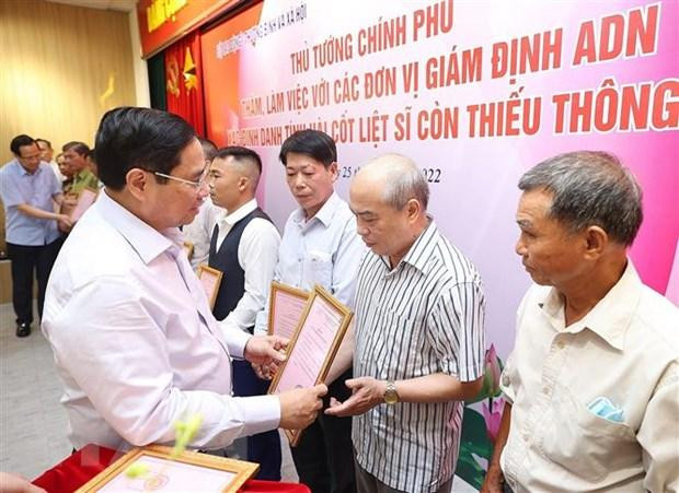 Thủ tướng Phạm Minh Chính trao kết quả giám định ADN cho gia đình liệt sỹ. (Ảnh: Dương Giang/TTXVN). Thủ tướng Phạm Minh Chính trao kết quả giám định ADN cho gia đình liệt sỹ. (Ảnh: Dương Giang/TTXVN).