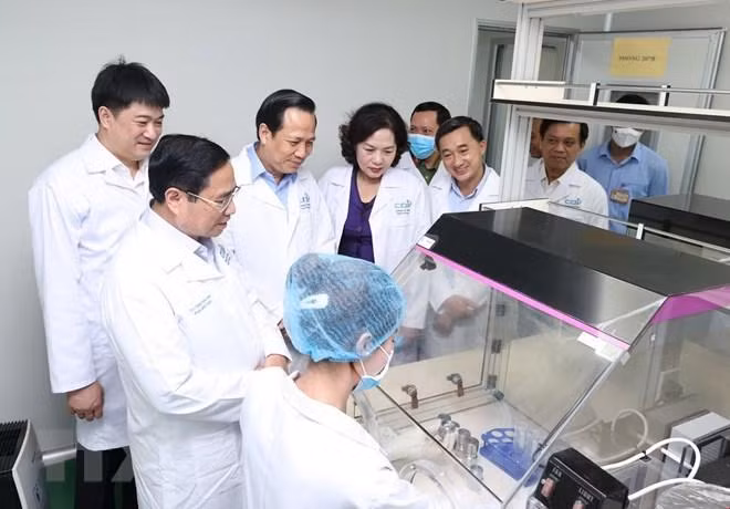 Thủ tướng Phạm Minh Chính kiểm tra quy trình xử lý mẫu hài cốt. (Ảnh: Dương Giang/TTXVN).