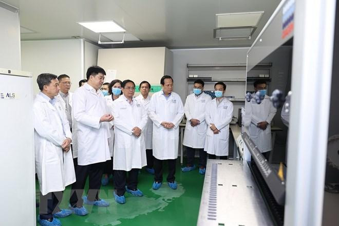 Thủ tướng Phạm Minh Chính nghe thuyết trình về quy trình bảo quản mẫu hài cốt. (Ảnh: Dương Giang/TTXVN). Thủ tướng Phạm Minh Chính nghe thuyết trình về quy trình bảo quản mẫu hài cốt. (Ảnh: Dương Giang/TTXVN).