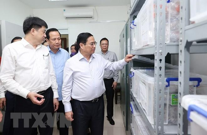 Thủ tướng xem quy trình bảo quản mẫu hài cốt. (Ảnh: Dương Giang/TTXVN). Thủ tướng xem quy trình bảo quản mẫu hài cốt. (Ảnh: Dương Giang/TTXVN).