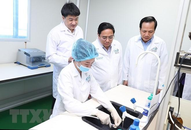 Thủ tướng Phạm Minh Chính kiểm tra quy trình xử lý mẫu hài cốt. (Ảnh: Dương Giang/TTXVN). Thủ tướng Phạm Minh Chính kiểm tra quy trình xử lý mẫu hài cốt. (Ảnh: Dương Giang/TTXVN).