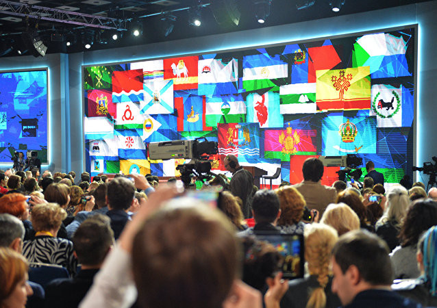 Đông đảo nhà báo từ nhiều quốc gia trên thế giới tới tham dự cuộc họp báo của ông Putin Đông đảo nhà báo từ nhiều quốc gia trên thế giới tới tham dự cuộc họp báo của ông Putin