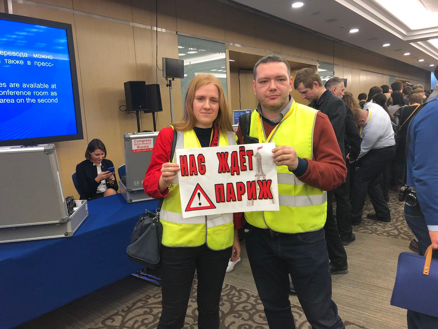 Những phóng viên mặc áo vàng để gây sự chú ý tới ông Putin Những phóng viên mặc áo vàng để gây sự chú ý tới ông Putin