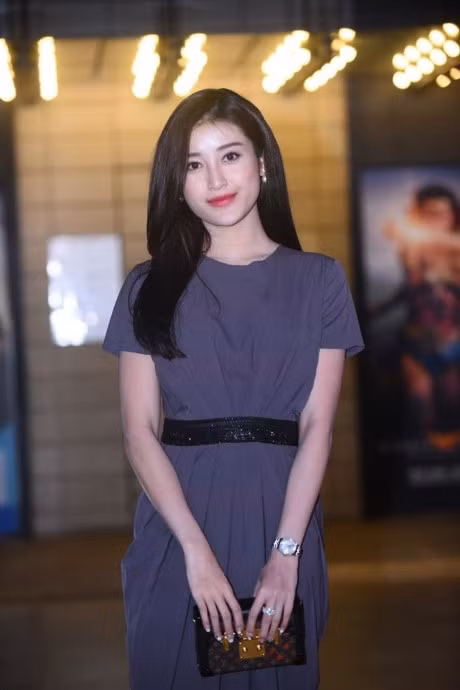 A hau Huyen My mot minh di xem phim sau on ao 