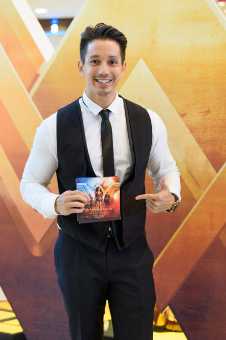 A hau Huyen My mot minh di xem phim sau on ao 