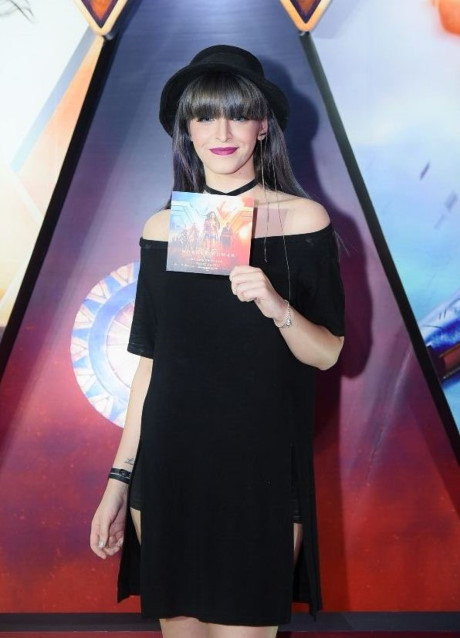 A hau Huyen My mot minh di xem phim sau on ao 