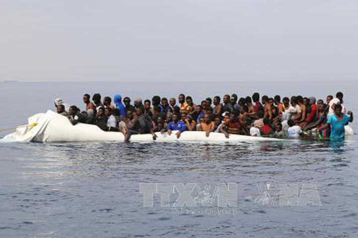 Người di cư chờ được cứu ở ngoài khơi thị trấn Zawiyah, Libya ngày 20/3. Ảnh: AFP/TTXVN 