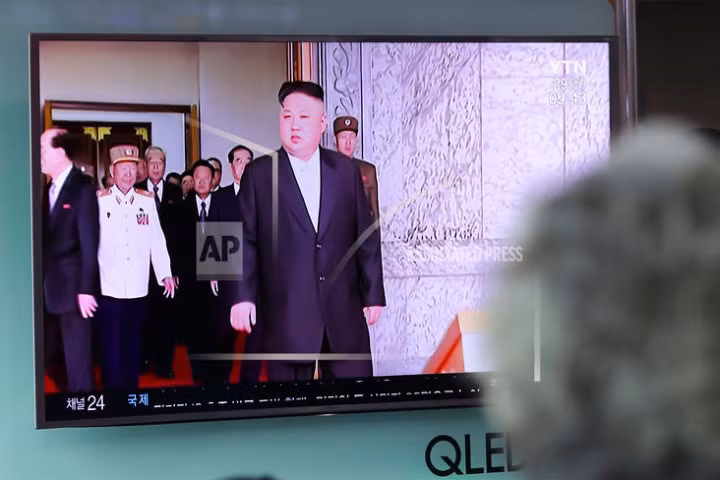 Người dân Hàn Quốc đang xem tivi đưa tin về vụ thử tên lửa của Triều Tiên (Ảnh: AP).