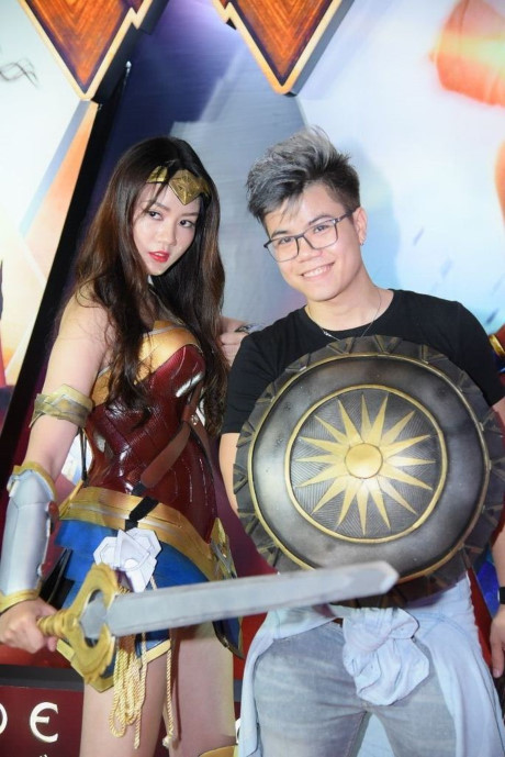 A hau Huyen My mot minh di xem phim sau on ao 